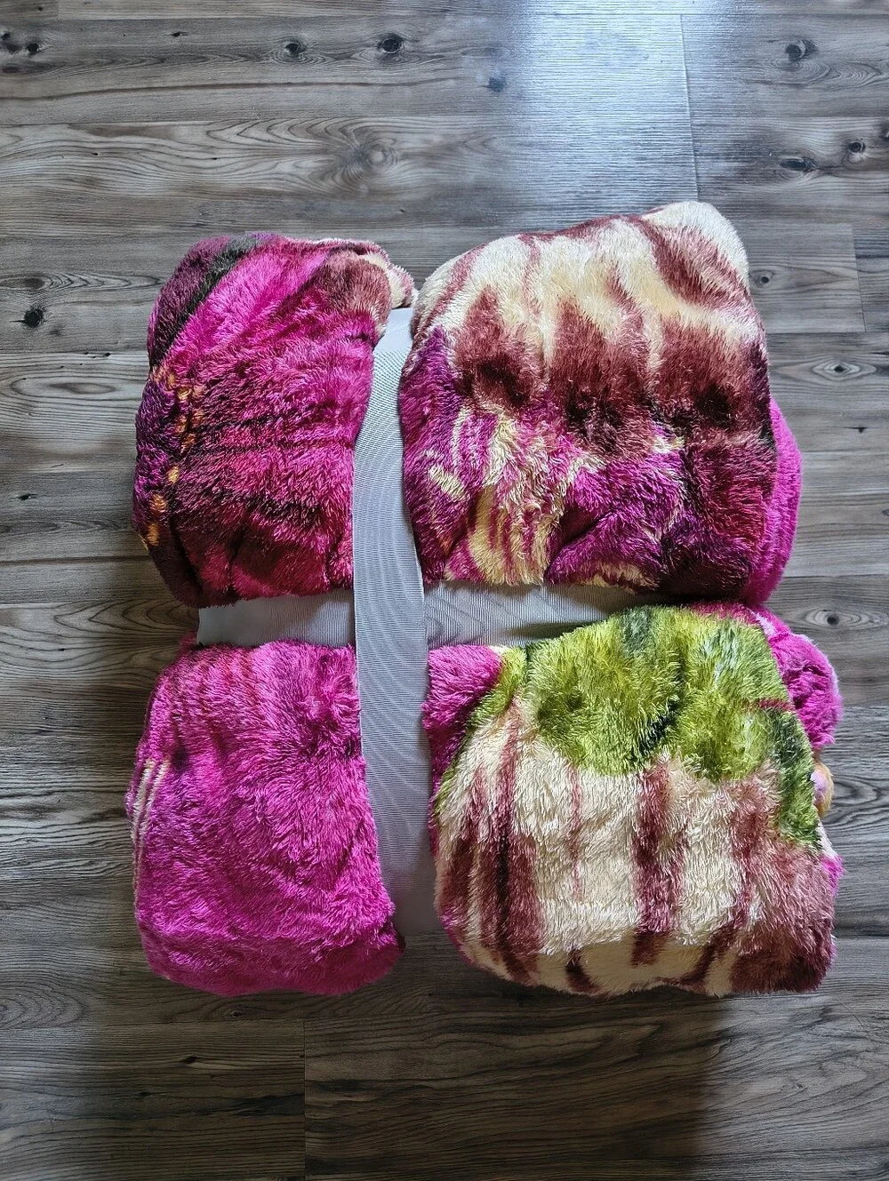 AKMI Textiles King Sized Soft Blanket Pink Tan Floral